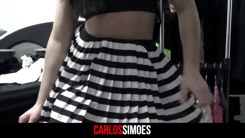 Carlos-Simoes: Sexy holka si styluje vlasy a kroutí zadkem