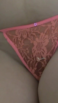 Szarpię się i spuszczam się podczas oglądania mojej macochy w bikini