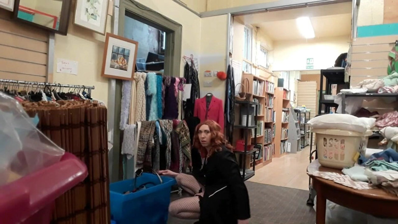 The Midnight Minx: Un travestito molto eccitato si masturba nel negozio di beneficenza