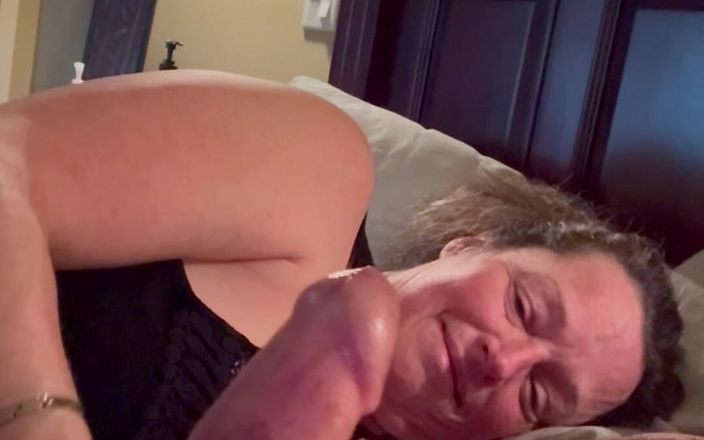 Bonewizzard69: 妻は彼女の男のチンポで遊ぶ濡れた手コキ