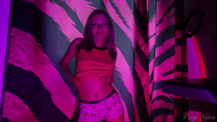 Vasya Sylvia: Küçük göğüslü ve tıraşlı vajinalı striptiz!