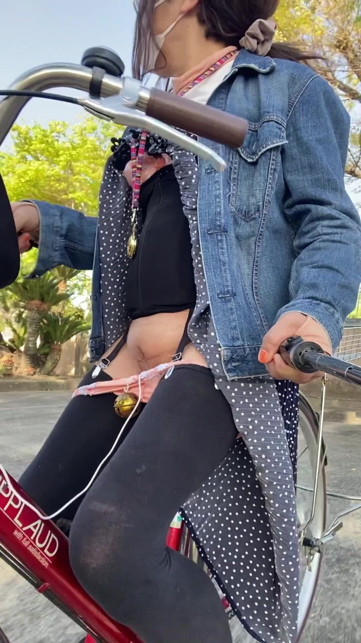 megu2002: No. 204: Morning Pants-exposed Cycling