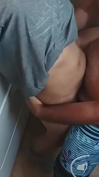 Mein stiefbrud findet mich gefangen und hilft mir mit seinem großen penis, was für ein köstliches sperma
