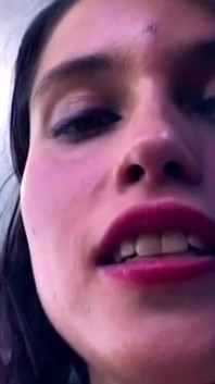Bunăciune brunetă își întinde pizda larg cu speculum masiv
