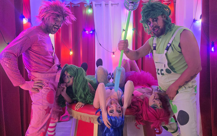 Cock Crazed Clowns: Lily Kink grup seks için pembe ve yeşil yarak çılgın palyaçolarla...