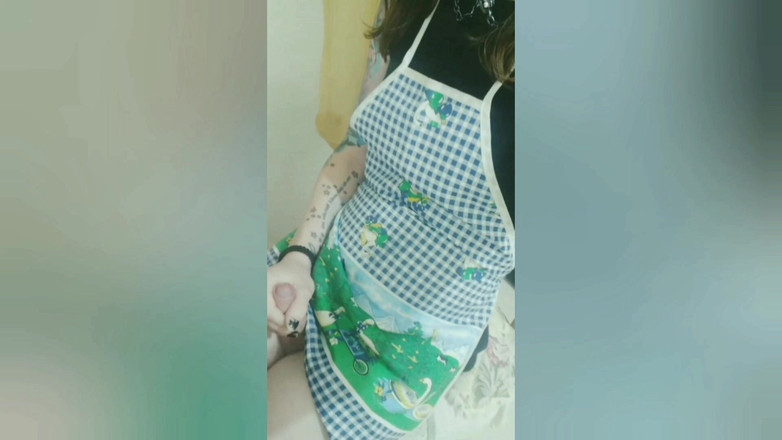 Sissy Aniya: Sissy Aniya - Tgirl v domácnosti v šatech a zástěře