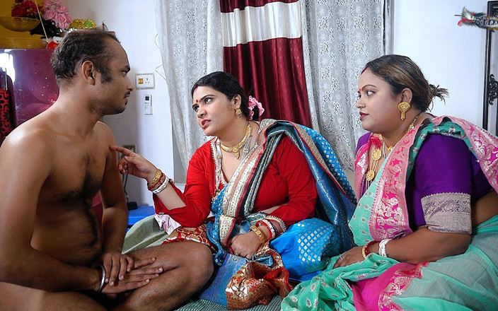 Desi Bold Movies: Desi dvě Mallu Bhabhi hardcore šukají se svým Debarem, když jsou...
