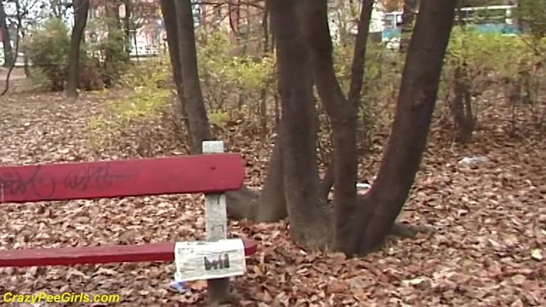 Crazy pee girls: Jovencita meando en el parque