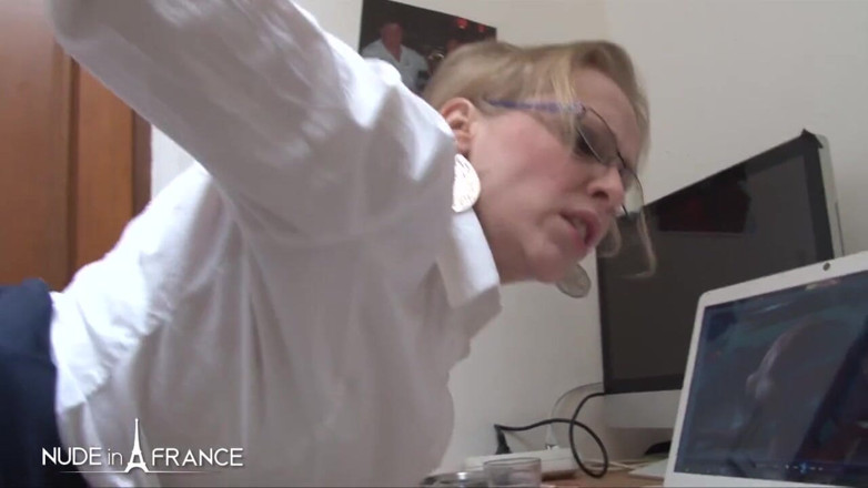 Nude in France: Prima zi la serviciu, noua noastră secretară este analizată de șef