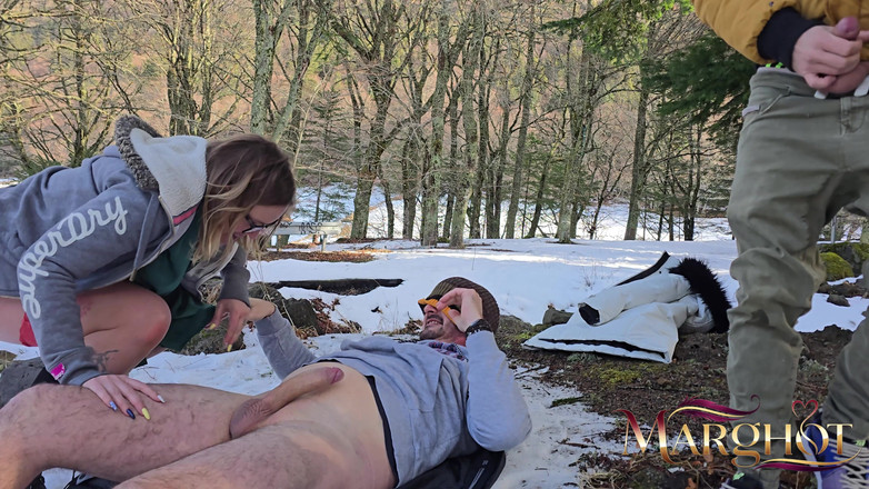 Sexymarghot: Pădure înzăpezită Eu îi sug iubitul și un umblător, el îmi fute vaginul în zăpadă în...