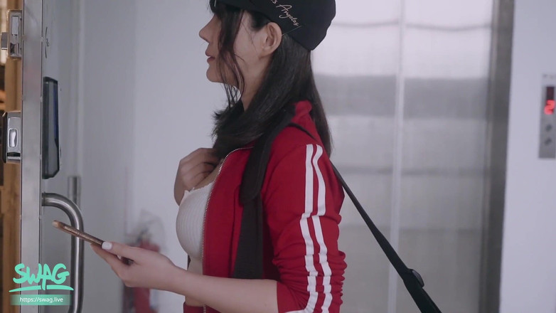 SWAG.live: Una coppia di arrapate invita la consegna in un trio...