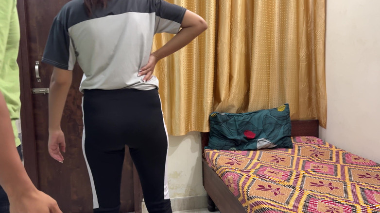 Hornycouple149: Hermanastra llegó tarde al gimnasio. Quedan solo unos minutos para...