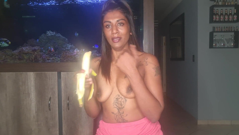 domslutfucker: Topless Desi ściska swoje piersi, jak ona ssie i głębokie gardło...