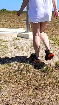 La mia passeggiata audace, senza mutande fino alla spiaggia e ritorno - ogni passo che mi fa sentire esposto