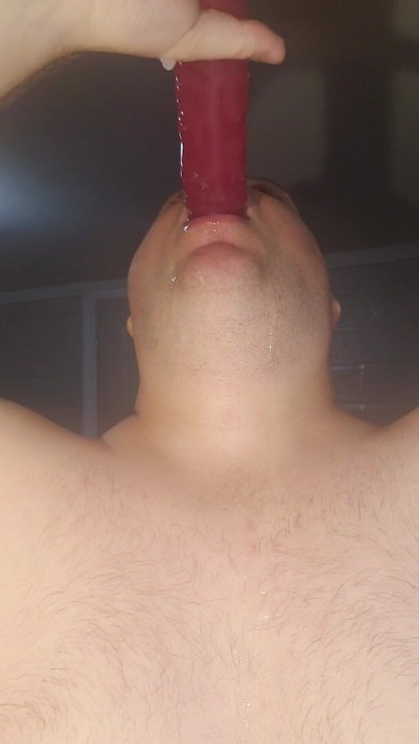 Charlieboy69: Gırtlağına kadar büyük 18 inç mor çift dildo