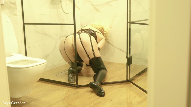 Arya Grander: Blondă milf excitată cu masturbare și ejaculare în pizdă în latex