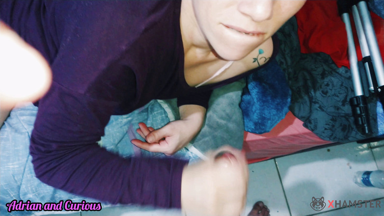 Adrian And Curious: Ciekawa bogini blond milf trampki