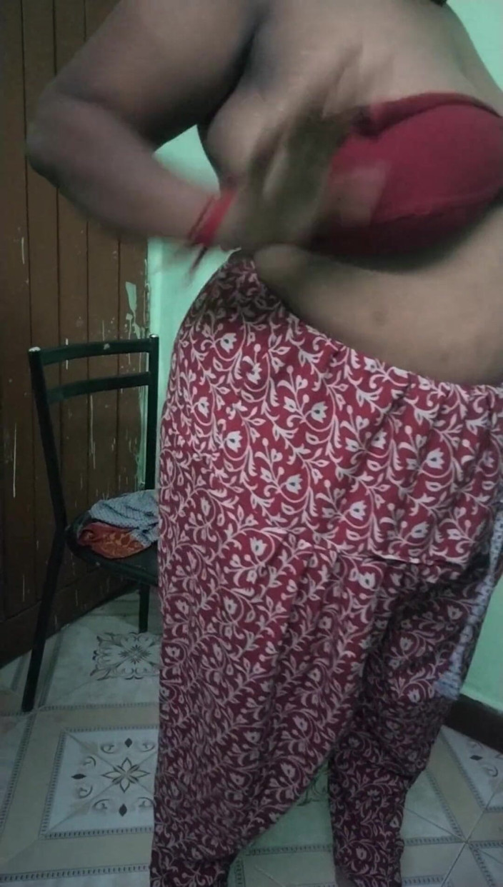 Tamil lesbian: Trois tatie en robe sexy dans ma chambre