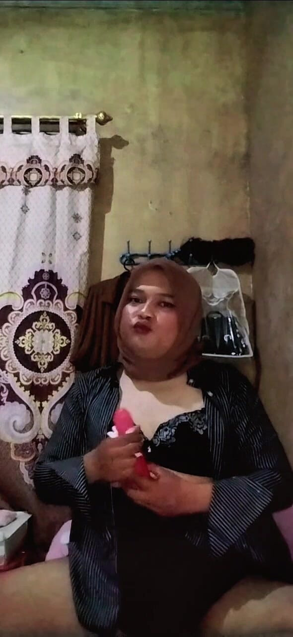Hijab Shemale Is Horny Before Going Work (Ivvy Ivanka)