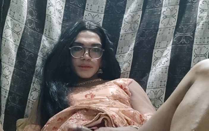 Keerthanakeerthi95: Une trans indienne desi jouit dans un lehanga traditionnel et...