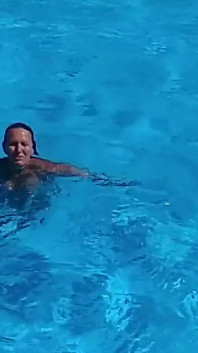 Comment une femme au foyer sexuellement solitaire en vacances dans la piscine apprend à plonger