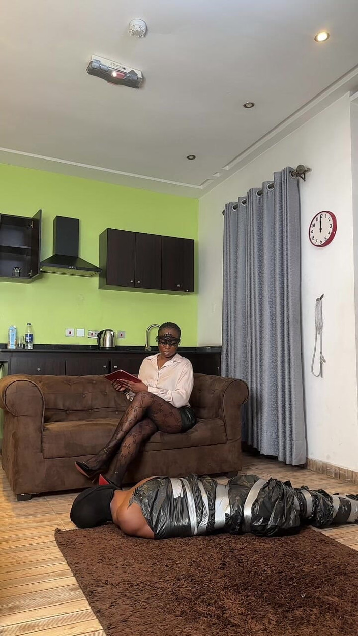 Domina Havi: Dominare feminină africană sado-maso - Domina Havi