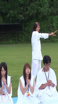 Grupo de chicas japonesas chupan pocos chicos y se lamen sus coños antes de orinar