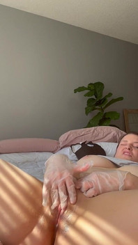 Orgasme kelentit demo MILF dengan sarung tangan lateks