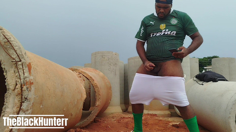 TheBlacKHunterr: Voltando Do Jogo Todo Suado Fiquei Excitado E Tive Que...