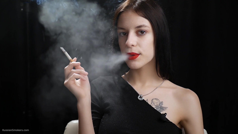 Russian Smokers: สาวผอมกําลังสูบบุหรี่สองแดง