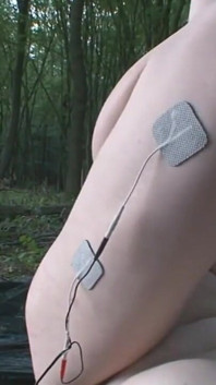 Spânzurare umilitoare și anal pătruns în pădure