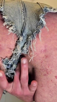Una pipì disperata nei miei pantaloncini di jeans poi mi piuccia il culo