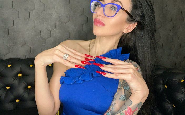 Julia domaina: 長い赤い爪、長い指、唾で手コキ