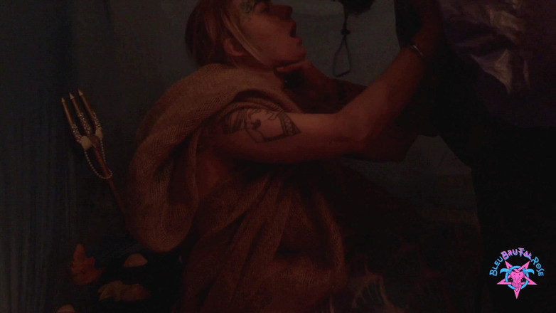 BleuBrutalRose: Захоплену русалку відтрахав злий рибалка-садист