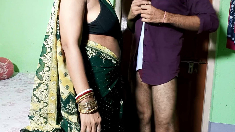 FireeCouple: Stepnephew mengongkek makcik semasa menjahit butang baju