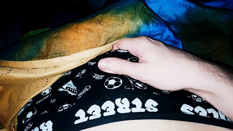 Pasha: Ragazzo mostra la testa di un cazzo di notte