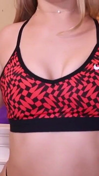 Kimber Lee, heiße arsch-anbetung in shorts und turnschuhen