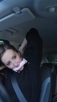 Sophia leva você para uma carona em seu carro enquanto ela está amordaçada