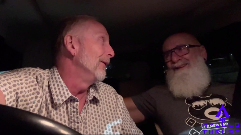 feedmedick: Saya berjalan di tepi jalan satu malam..