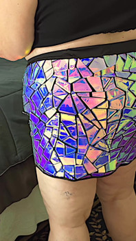 Une BBW sexy montre son gros cul et ses belles jambes en mini-jupe en gros plan - gros cul prêt à se faire baiser et reçoit beaucoup de sperme