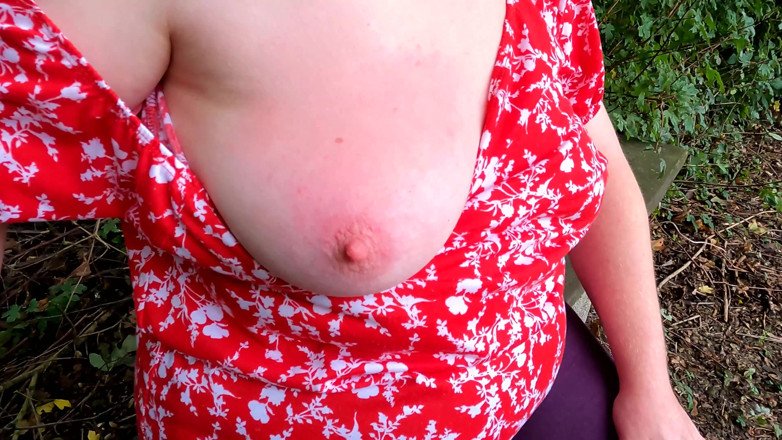 Bouncy Tits Action: Elle gifle ses petits seins jusqu’à ce qu’elle soit gonflée