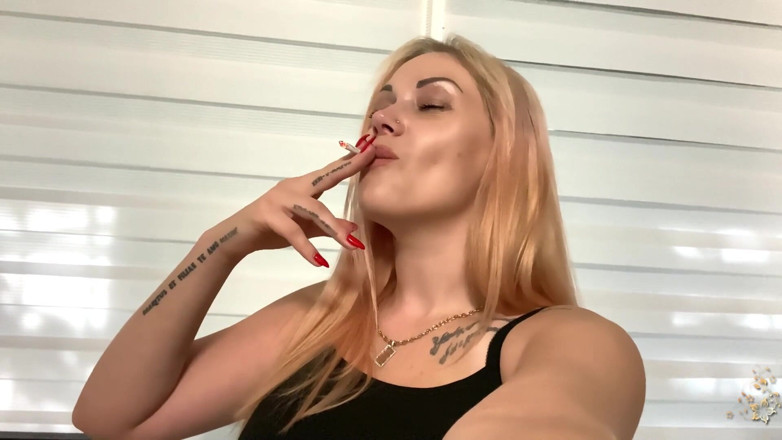 Goddess Misha Goldy: Je weet dat deze nieuwe rokende clip iets voor jou...