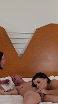 핫와이프 크로니클: 벨과 나디아