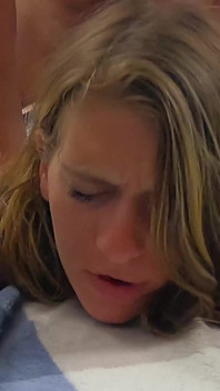 ヘイゼルヘイズは彼女の男のカードを最大にし、彼女の猫で彼に返済します