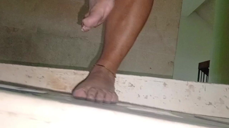 Milfta boohot: Fetiche por pés, minha madrasta os modela na piscina do...