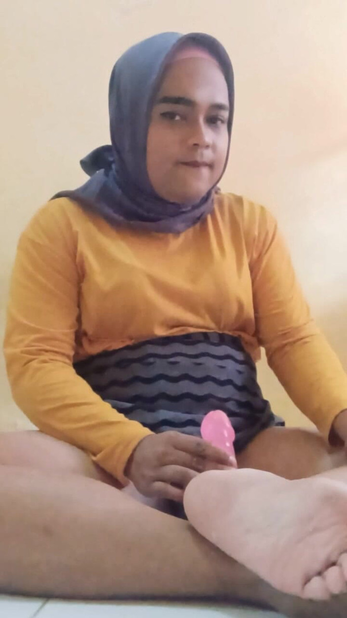 Ivvy Crossdresser: Кроссдрессер скачет на ее собственном дилдо.