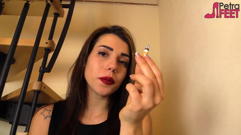 Smokin Fetish: Uwielbia swoje nowe obcasy