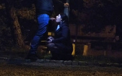 Toilet Mommy: Succhia il cazzo sotto la luce notturna