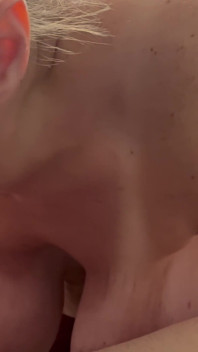 Nevlastní máma mě zamkla v mém pokoji a sála mi fick, dokud jsem jí nevystříkal sperma do krku!