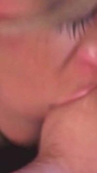 Knappe meisjes likken hun